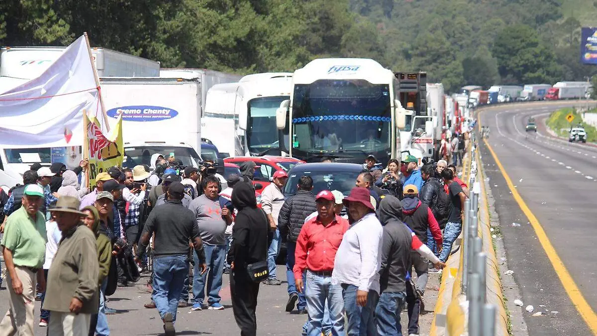 Bloqueo en autopista mexico puebla por pobladores de Tlahuapan 1